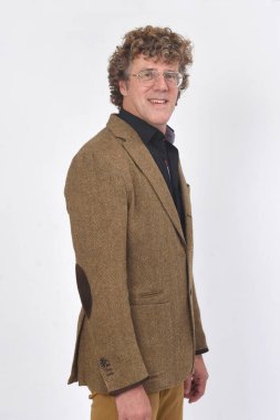 Beyaz arka planda spor ceketli orta yaşlı bir adamın portresi, 