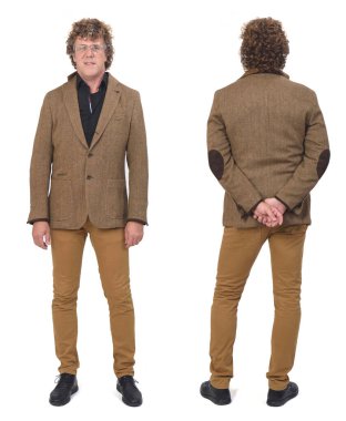 Beyaz arka planda ceketi olan orta yaşlı bir adamın arka ve yan görünüşü