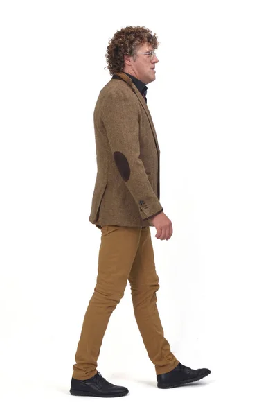 Vista Lateral Homem Meia Idade Com Blazer Andando Sobre Fundo — Fotografia de Stock