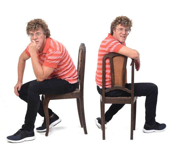 Beyaz Arka Planda Sandalyede Günlük Giysileri Olan Aynı Adam — Stok fotoğraf