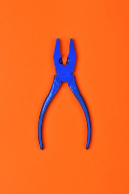 Turuncu arka planda mavi pense.