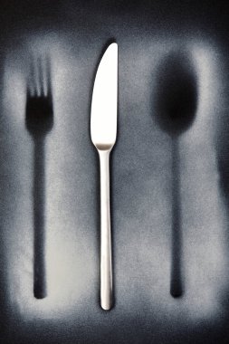 Çatal, kaşık, çatal, bıçak.