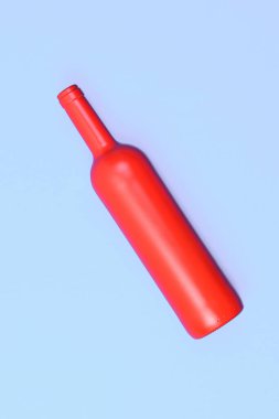 Mavi arka planda kırmızı cam şişe