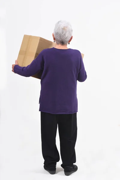 Oude Vrouw Met Een Kartonnen Doos — Stockfoto