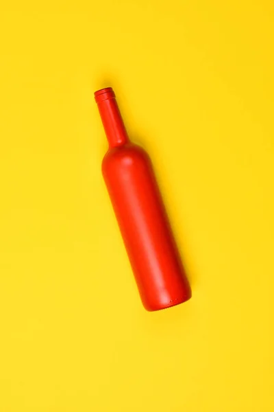 Botella Vidrio Rojo Sobre Fondo Amarillo — Foto de Stock