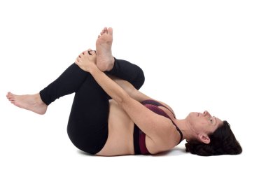 Beyaz arka planda flor egzersizi yapan hamile bir kadın. 