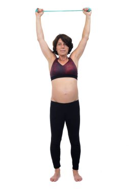 Beyaz arka planda egzersiz direnci bantları yapan hamile bir kadının ön görüntüsü.