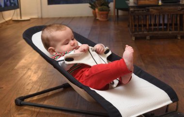 Evdeki hamakta bebek