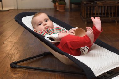 Evdeki hamakta bebek