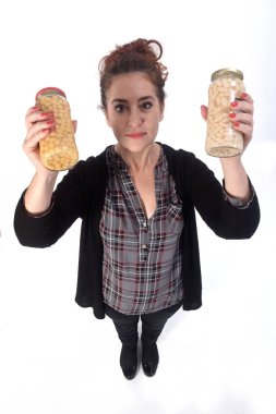 Precookedon nohutları ve fasulye arkaplanı olan bir kadın.