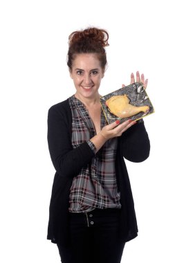 Beyaz arka planda tavuk eti olan kadın.