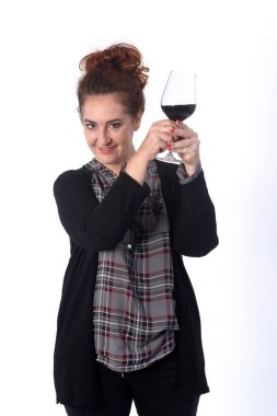 Beyaz arka planda kırmızı şarap içen kadın.