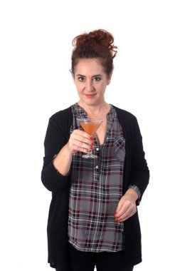 Beyaz arka planda bir bardak kokteyl içen kadın.