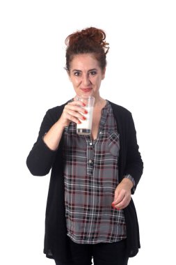 Beyaz arka planda bir bardak sütü olan kadın.