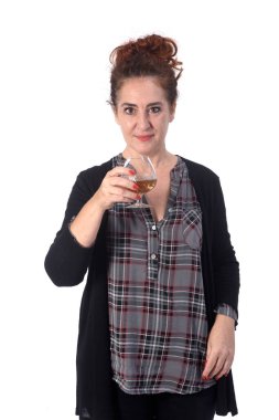 Beyaz arka planda bir fincan alkollü kadın.