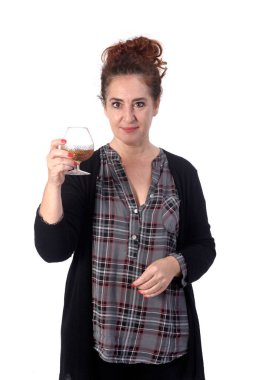 Beyaz arka planda bir fincan alkollü kadın.