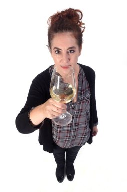 Beyaz arka planda beyaz şaraplı bir kadın.