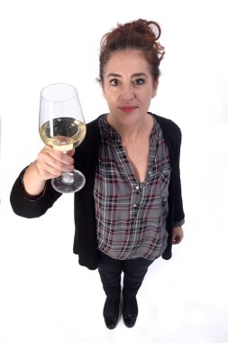 Beyaz arka planda beyaz şaraplı bir kadın.