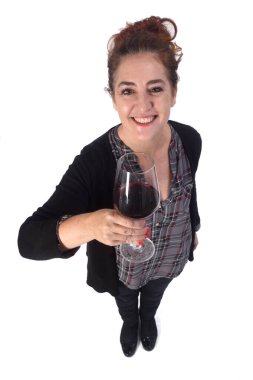 Beyaz arka planda kırmızı şarap içen kadın.