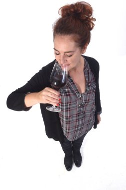 Beyaz arka planda kırmızı şarap içen kadın.