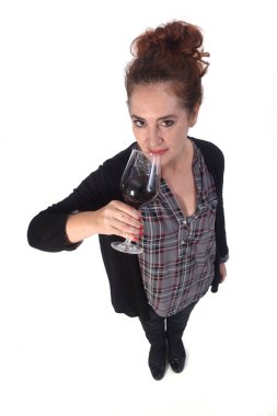 Beyaz arka planda kırmızı şarap içen kadın.