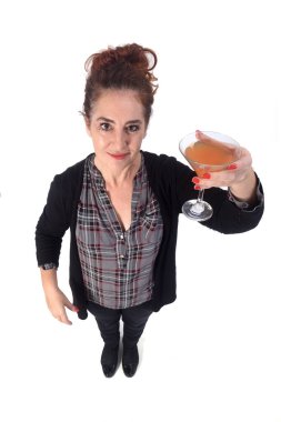 Beyaz arka planda bir bardak kokteyl içen kadın.