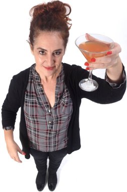 Beyaz arka planda bir bardak kokteyl içen kadın.