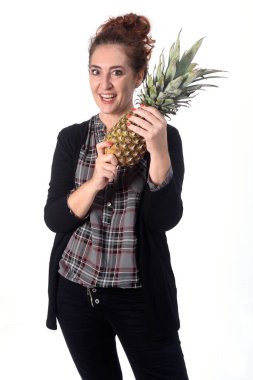 Beyaz arka planda ananaslı kadın