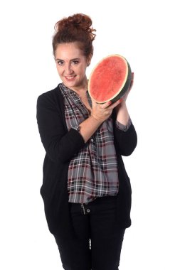 Beyaz arka planda karpuz olan kadın.