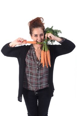 Beyaz arka planda havuç taşıyan bir kadının portresi.