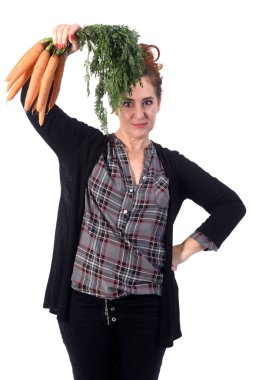 Beyaz arka planda havuç taşıyan bir kadının portresi.