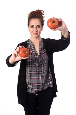 Beyaz arka planda domatesli bir kadının portresi.