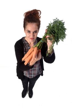 Beyaz arka planda havuç taşıyan bir kadının portresi.