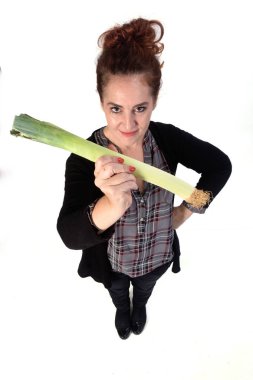 Beyaz arka planda pırasa olan bir kadının portresi