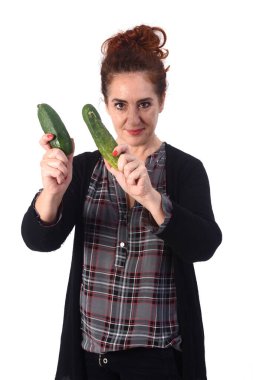 Beyaz arka planda salatalıklı bir kadının portresi.