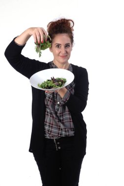 kadın beyaz zemin üzerine salata ile