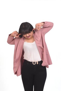  Beyaz arka plandaki gürültüden dolayı kadın kulak ağrısı