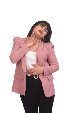  Beyaz arka planda boynu ağrıyan kadın.