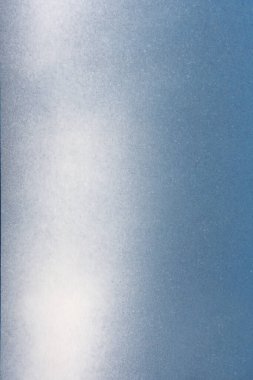  Gri bir arka planda beyaz ve mavi sprey boya.