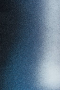 mavi renkli kağıt arkaplanda siyah beyaz sprey boya