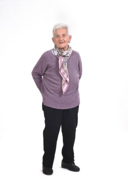 Beyaz arka planda yaşlı bir kadının ön görüntüsü