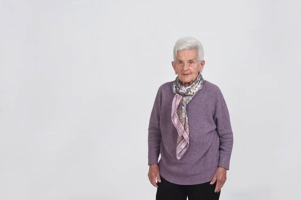 Retrato Uma Mulher Idosa Fundo Branco — Fotografia de Stock