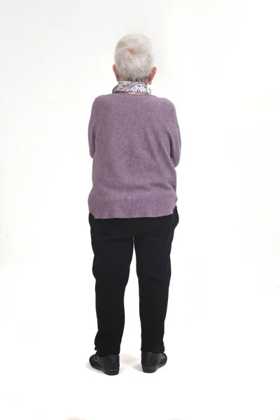 Achteraanzicht Van Senior Vrouw Met Armen Gekruist Witte Achtergrond — Stockfoto