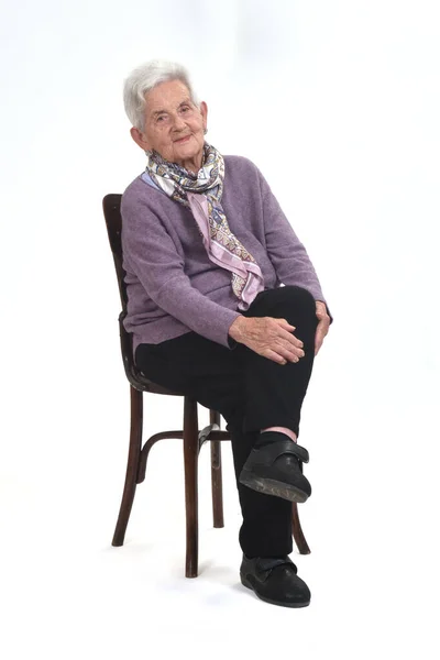 Πρόσθια Όψη Ηλικιωμένης Γυναίκας Που Κάθεται Καρέκλα Και Πόδια Σταυρωμένα — Φωτογραφία Αρχείου