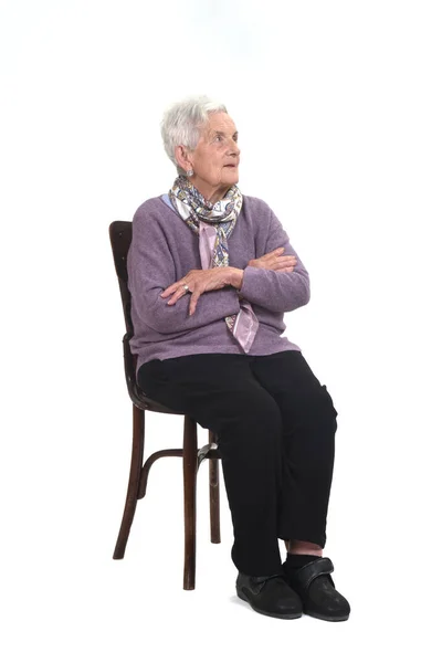 Vista Uma Senir Mulher Sentada Cadeira Olhando Para Cima Braços — Fotografia de Stock