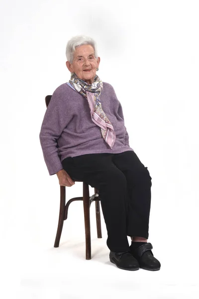 Vista Frontal Mulher Idosa Sentada Cadeira Olhando Para Câmera Sorrindo — Fotografia de Stock