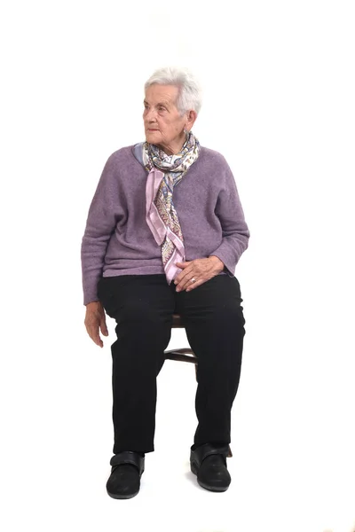 Widok Przodu Starszy Kobieta Siedzi Krześle Poważne Patrzeć Boku Białym — Zdjęcie stockowe