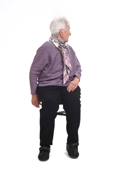 Vooraanzicht Van Senior Vrouw Zitten Een Weg Kijken Witte Achtergrond — Stockfoto