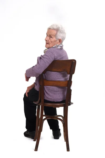 Vue Arrière Une Femme Âgée Assise Sur Une Chaise Regardant — Photo