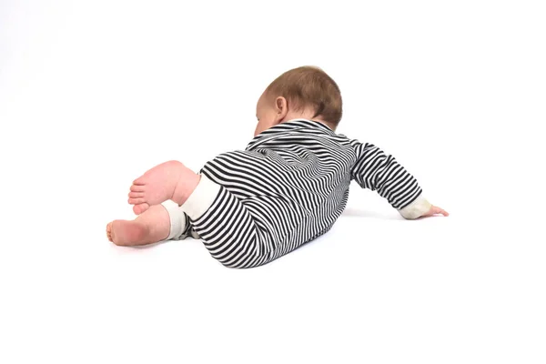 在白色背景上爬在地板上的婴儿的后视镜 — 图库照片